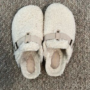American Eagle Sherpa clogs